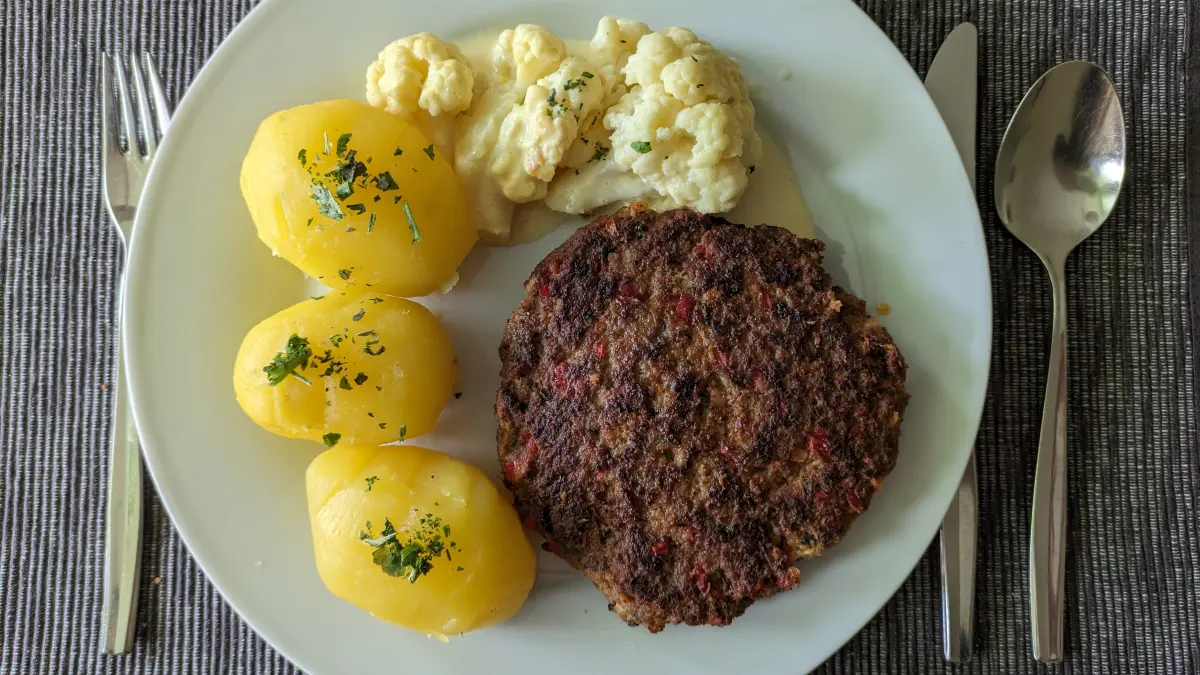 Pikante Frikadelle mit Blumenkohl - angerichtet