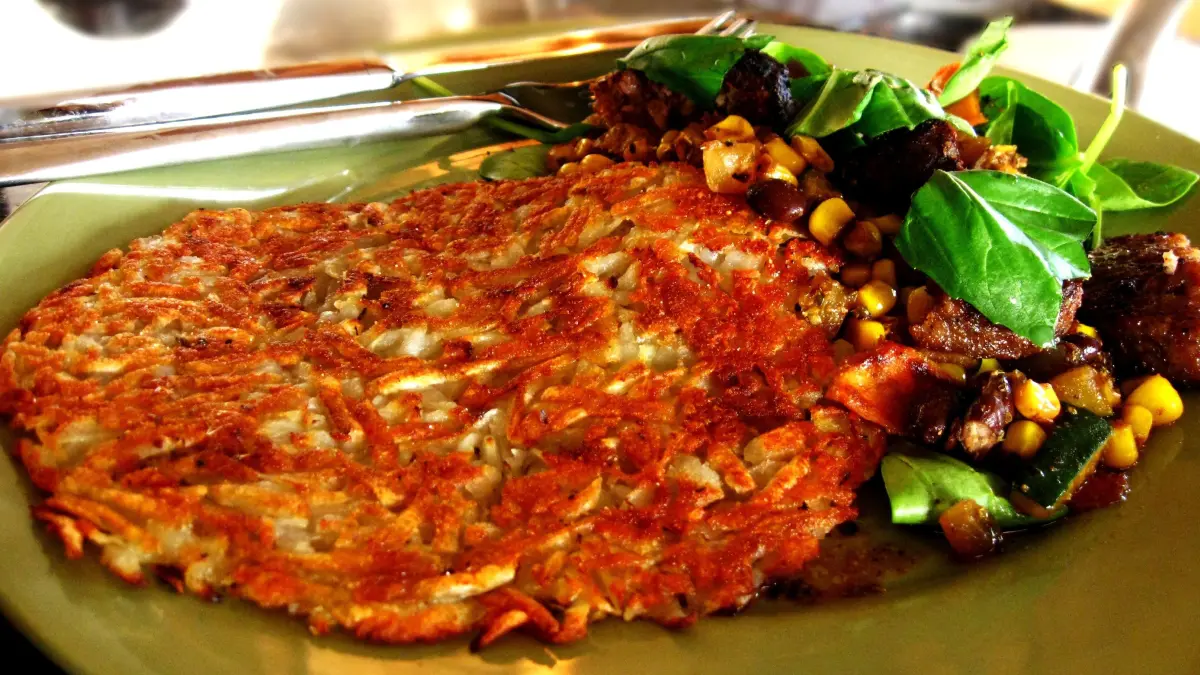 Schweizer Rösti angerichtet