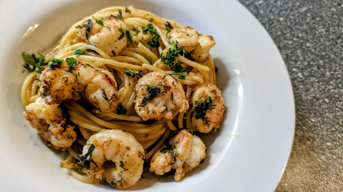 Spaghetti mit Garnelen angerichtet