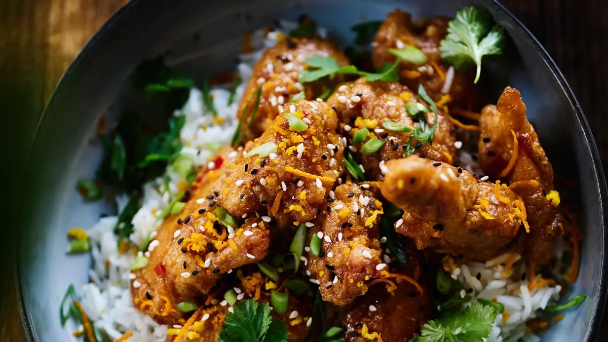 Asiatisches Erdnuss-Haehnchen mit Reis