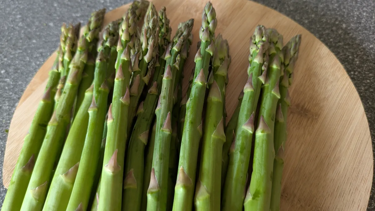 Bandnudeln mit Lachs Scampi und grünem Spargel
