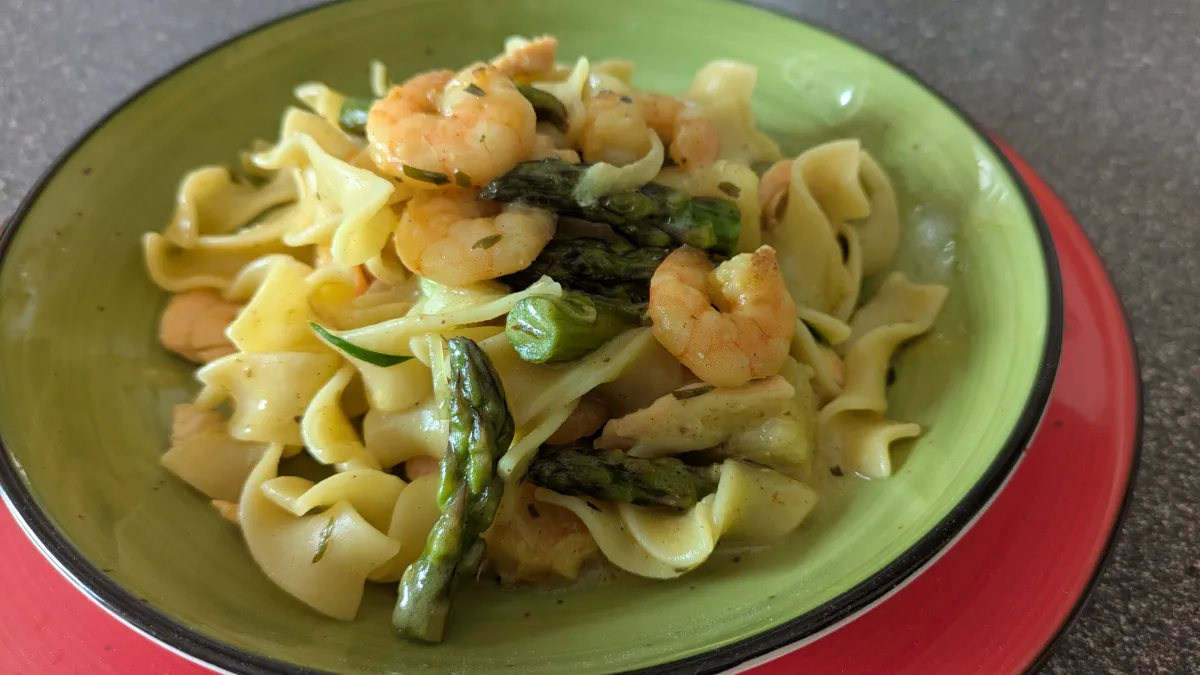 Bandnudeln mit Lachs Scampi und grünem Spargel