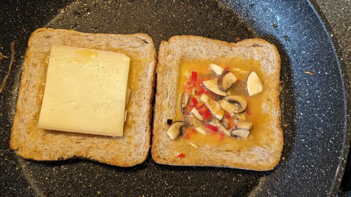 Toast mit Lachs Vorbereitung Toast in der Pfanne