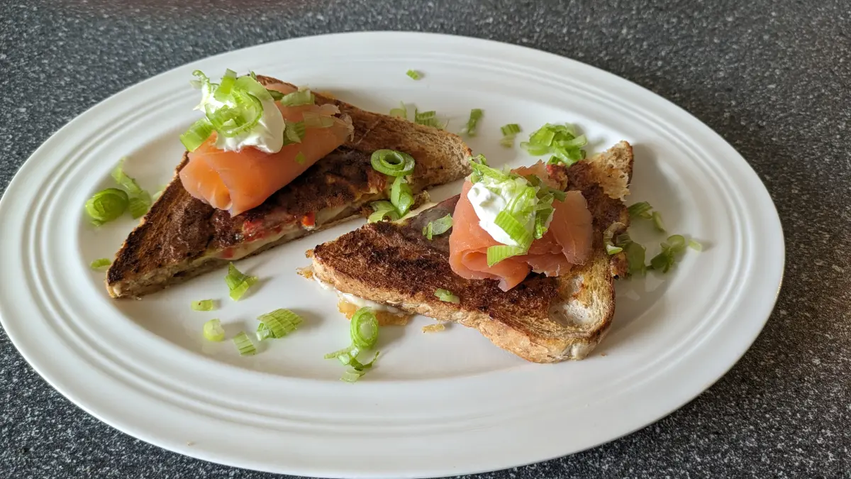 Toast mit Lachs fertig angerichtet