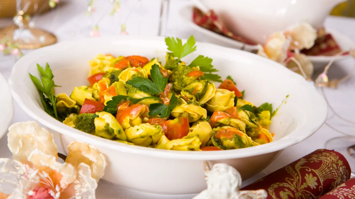 Tortellini-Salat angerichtet