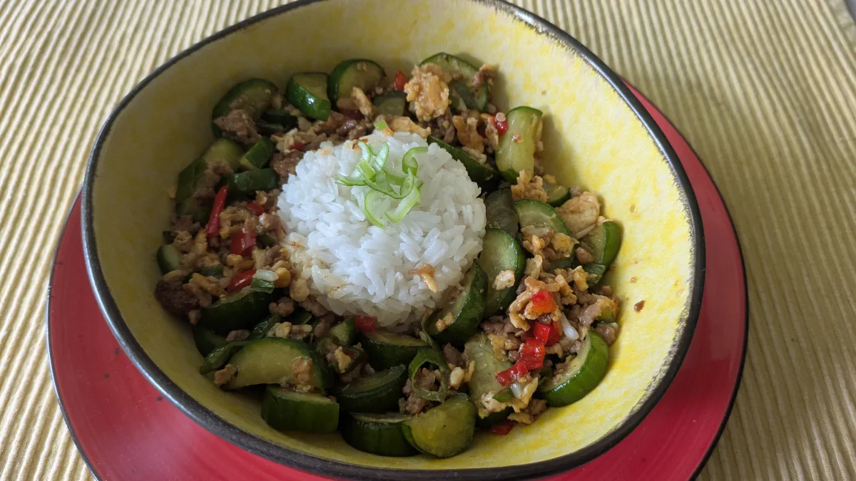 Thailändisches Gurkengemüse - Anrichten